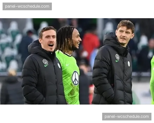 特写：柏林联球员赛后绕场感谢远征球迷