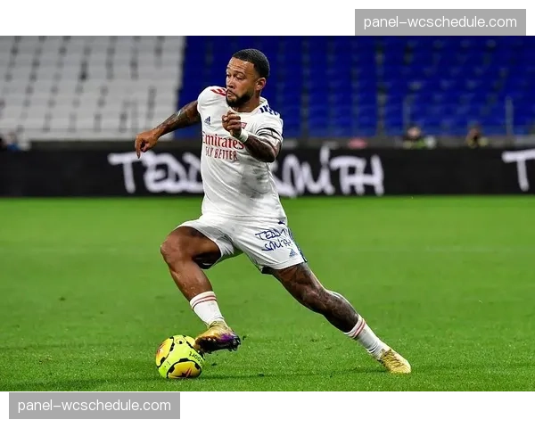 俱乐部官方频道发布视频:展示里昂新援在融入训练中练习在狭窄肋部区域的接球转身 俱乐部官方频道发布视频:展示里昂新援在融入训练中练习在狭窄肋部区域的接球转身